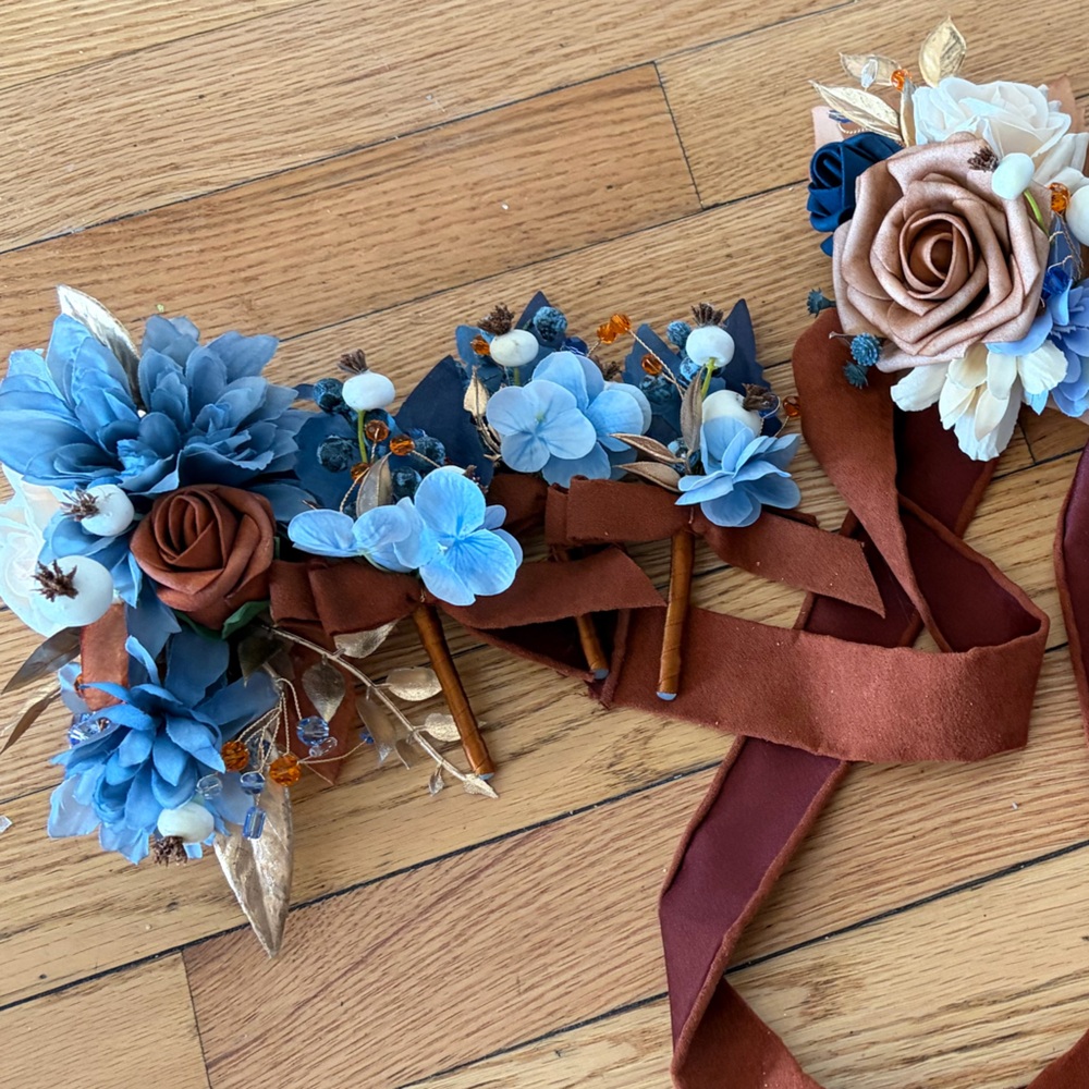 Lings moment wrist shoulder  corsages and BOUTONNIERES - Picture 4 of 15